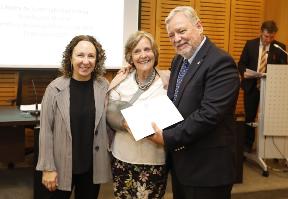 Profesora Pilar Cereceda recibió el premio Trayectoria Académica de la Cátedra de Sustentabilidad Hídrica Antofagasta Minerals