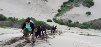 La fotografía ganadora fue tomada por el alumno de Geografía Nigel Rivera durante el curso Terreno I en las dunas de Ritoque. 