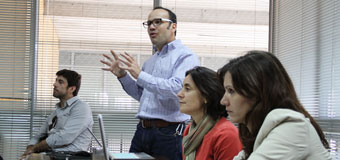El profesor Pablo Osses, junto a las profesoras Olaya Sanfuentes, del Instituto de Historia UC, y Escardiel González, de la Universidad de Sevilla.